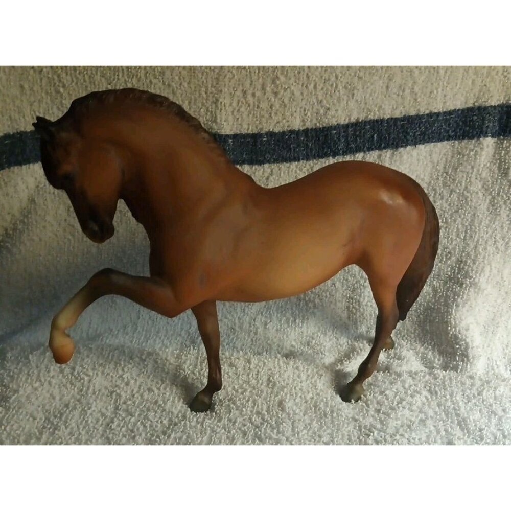 Breyer #977 - Galant Andalusian Legionario III Beautiful Shading Chestnut Horse - Picture 5 of 12